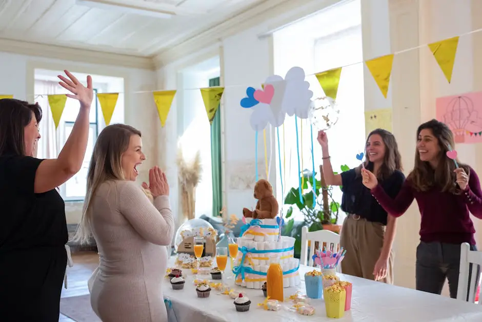 Una fiesta elegante que combina elementos de revelación de género y baby shower, con decoraciones y regalos en tonos neutros